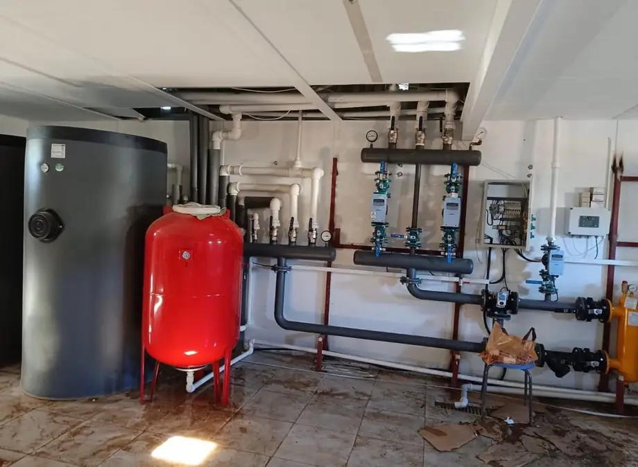 Aqua Smart kazan dairesi uygulaması: boyler, genleşme tankı, kolektör ve pompa grubu
